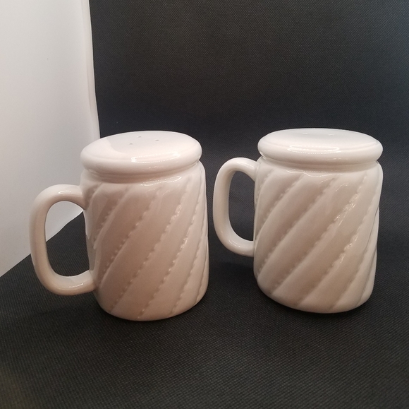 Gibson Greeting Cards Farm Theme Salt and Pepper Shakers - Picture 4 of 10